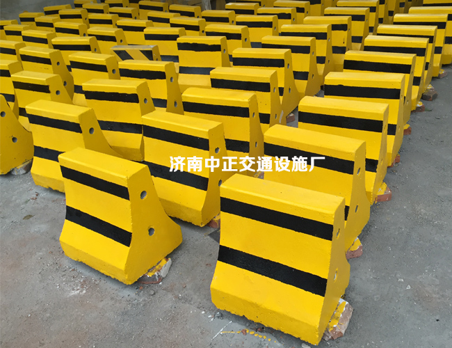 水泥隔离墩 黄黑横杠