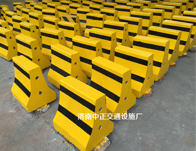 待发货水泥隔离墩 重量230斤