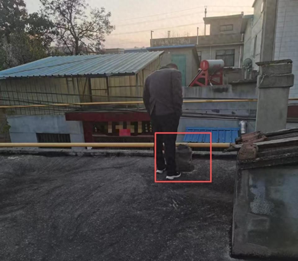 水泥墩子_自家屋顶水泥墩_天然气公司偷建漏水