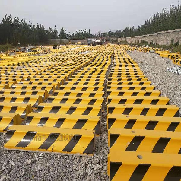 2026年国道防护水泥隔离墩厂家选型指南:靠谱生产企业对比与场景适配参考