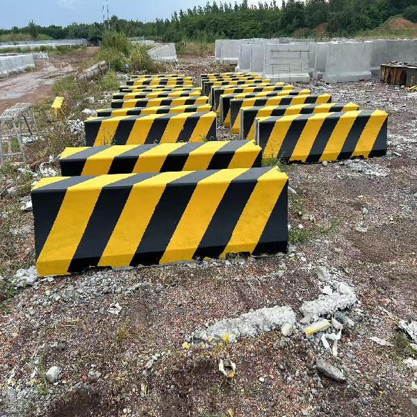 2026年现货批发隔离墩厂家推荐：交通防护工程采购选型指南