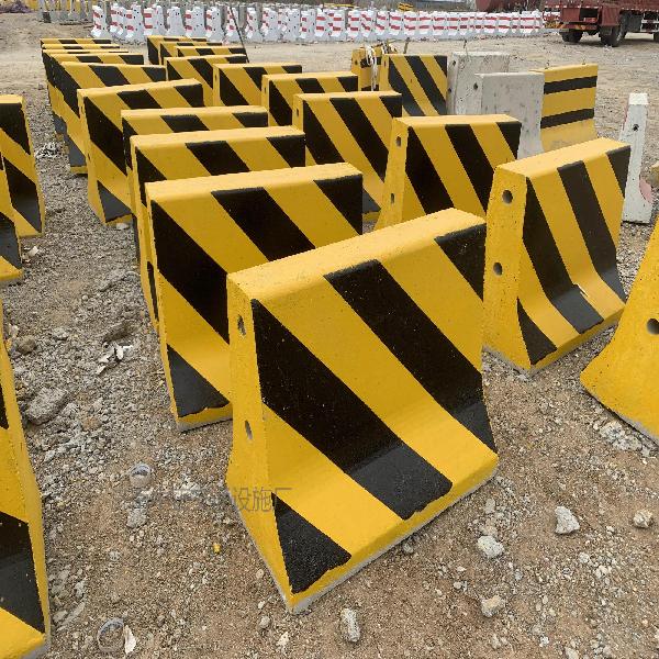 交通防护工程水泥墩选型干货:济南中正交通设施厂 江苏靠谱水泥墩厂家推荐