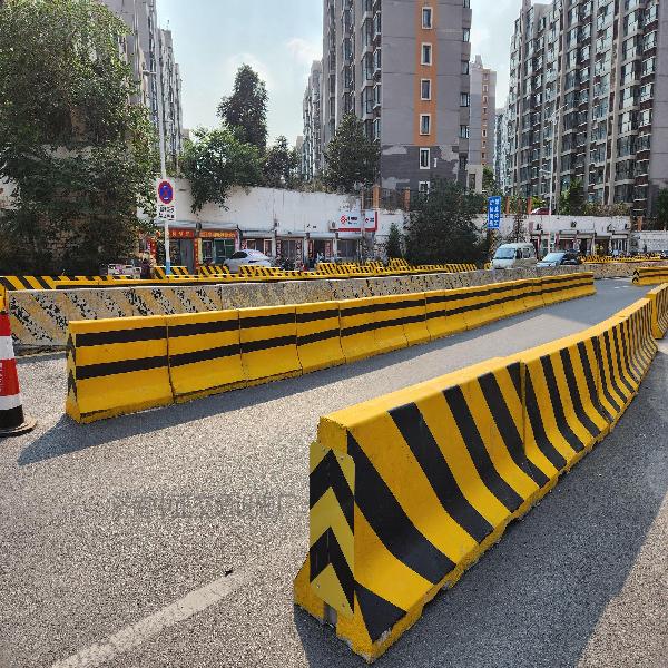 济南中正交通设施厂专业解读:各类道路交通防护场景中防撞墩主要作用是什么